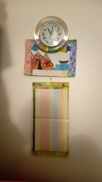 Часы и календарь весит на стене в комнате 47. смотреть онлайн