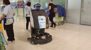 Уборщик робот в аэропорту Дон Муанг Таиланд /Robot cleaner at