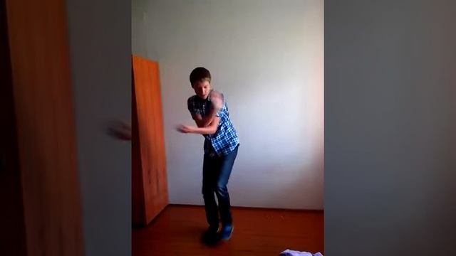 подросток танцует тиктоник