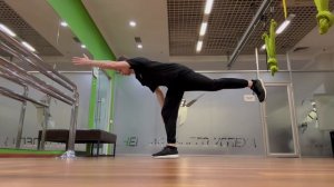 Ласточка (наклон на одной ноге с вытяжением одноименных руки и ноги)