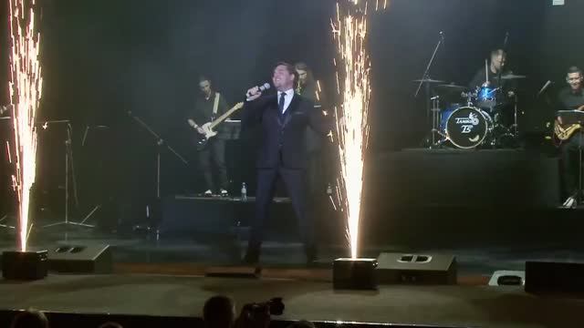 «Ты рядом, ты здесь» поет Сергей Рязанов