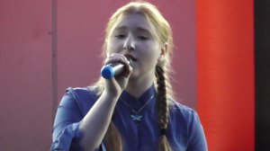 Девушка поёт песню. Песня: Тучи в голубом