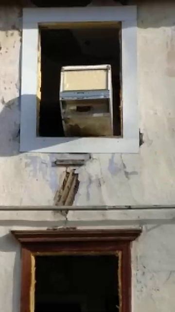 скинули холодильник со 2 этожа. смотреть онлайн