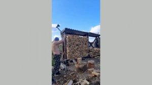 Топор с железной ручкой.