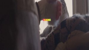 Почему кошка спит рядом с вами