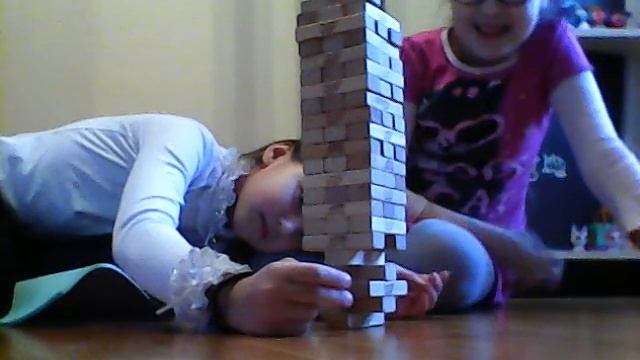 Играем в дженгу. Настя ели уговорила дать это название смотреть онлайн