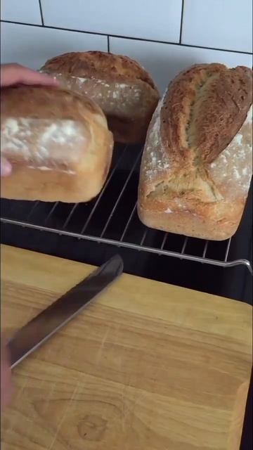 СВЕЖЕИСПЕЧЁННЫЙ ДОМАШНИЙ ХЛЕБ НА ЗАКВАСКЕ 🥰 смотреть онлайн