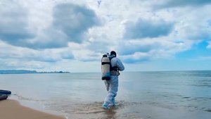 Черноморское побережье продолжают очищать от мазута. Допуск к пляжам ограничен
