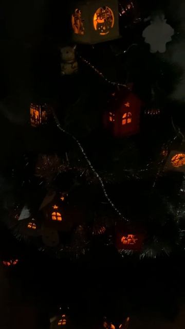 Горящие фонарики на ёлке смотреть онлайн