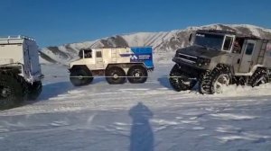 Снегоболотоход ХИЩНИК помогает вездеходу выбраться из западни.