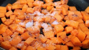 Пудинг с пряной тыквой и яблоком в горшочке