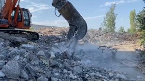 Отделение металлолома от бетона при помощи гидравлических ножниц.