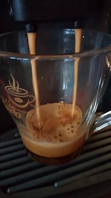 Кофемашина делает кофе #shorts смотреть онлайн