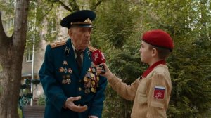 Юнармейский парад у домов ветеранов Владимира Логунова и Ивана Дударенко