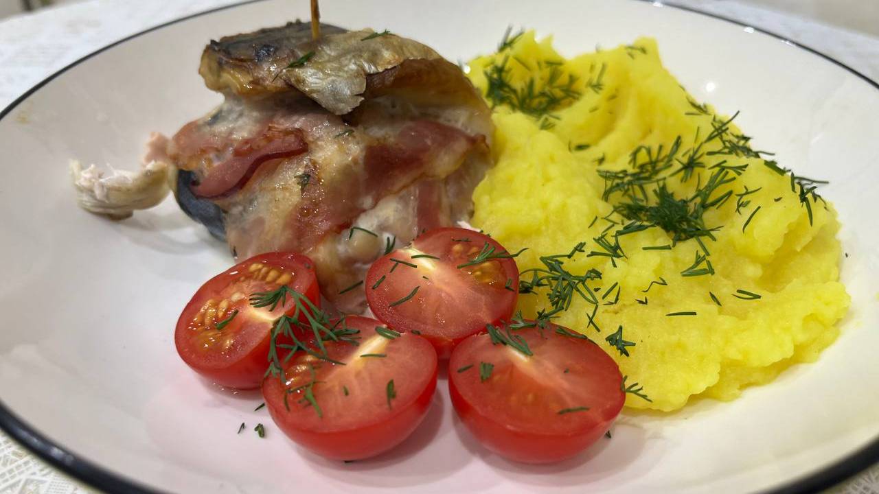 Запеченная скумбрия с беконом: Простой рецепт рулета смотреть онлайн