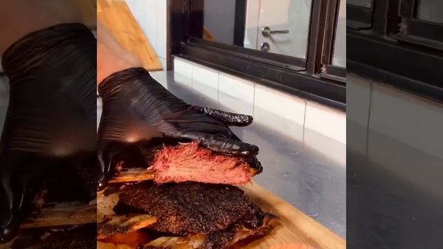 Говяжьи мраморные ребрышки в смокере. Очень вкусно смотреть онлайн