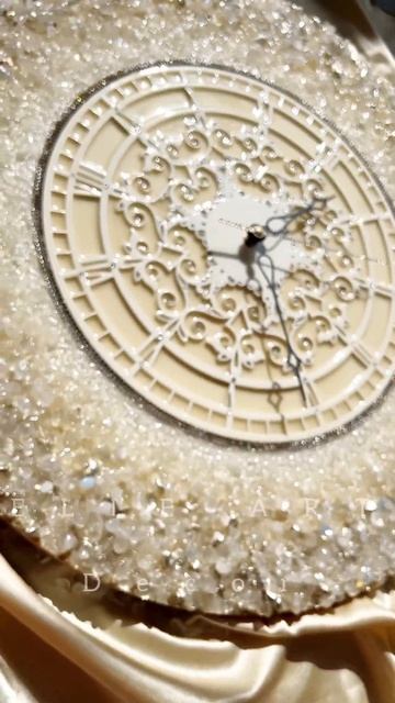 Бежевые часы настенные с камнями и Сваровски.