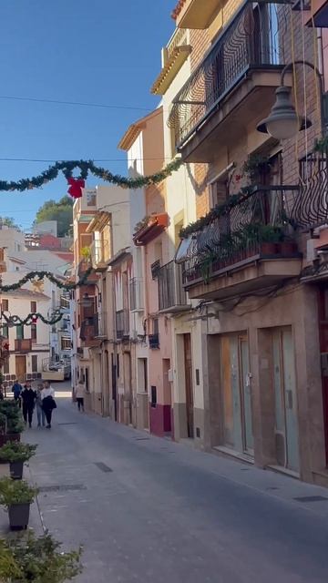 Как в Испании ждут Новый год и что они вещают в городе ? смотреть онлайн