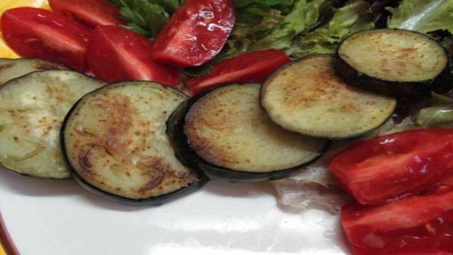 Теплый картофельный салат с жаренным баклажаном