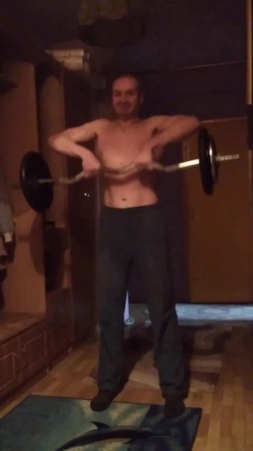 Тяга EZ-штанги весом 47,5 кг. к подбородку. Нижняя тяга. Тр смотреть онлайн