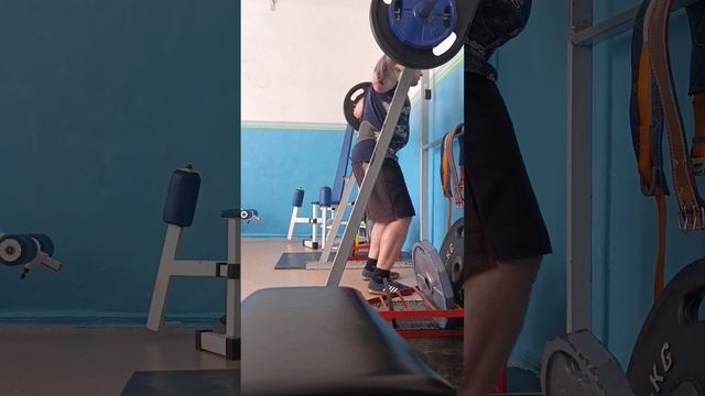 Без рук: Присед со штангой 70 кг × 8 — путь к цели 135 кг! М? смотреть онлайн