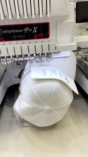 Процесс вышивки на бейсболке 🔥 #машиннаявышивка #выш? смотреть онлайн