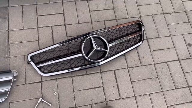 Mercedes Benz w204 C class installing new grill from C63 установка новой решетк смотреть онлайн