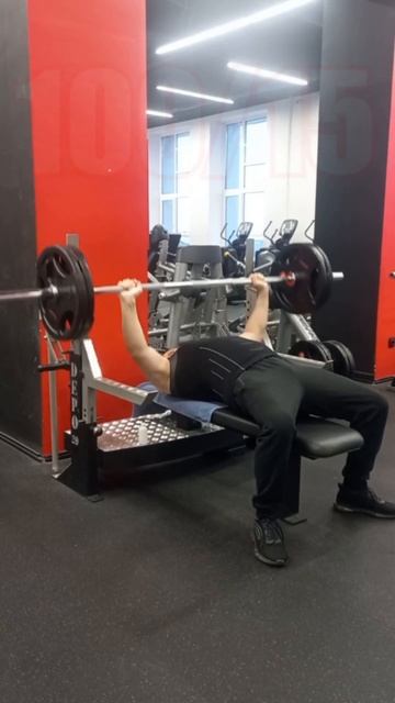 Жим лежа, штанга 100 кг. на 15 повторений #спорт #жим #кач #? смотреть онлайн