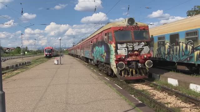 ЭР25 (ЕМВ 32) 127/128 прибывает на станцию София Север