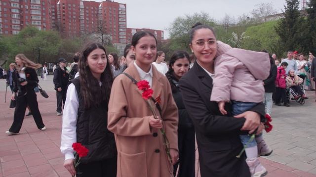 Екатеринбург площадь Обороны 6.05.2025. Возложение цветов к монументу Седой Урал.