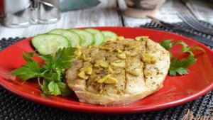 Свинина в чесночно-соевом соусе на пару