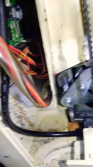 Когда смазки слишком много в вышивальной машине... хор?