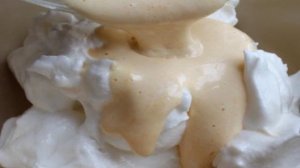 Бисквитное печенье с какао и прослойкой клубничного смузи