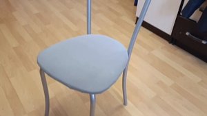 Как вкрутить лампочку в люстру