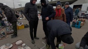 Дикая хватайка все по 2 рубля. Обвал цен на БАРАХОЛКЕ. Витя мусорщик торгует с друзьями.