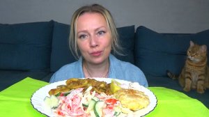 Мукбанг кабачки, сало, рубленая куриная котлета ,салат. Еда на камеру.