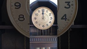 Старинные напольные механические часы с гирями, с чет?