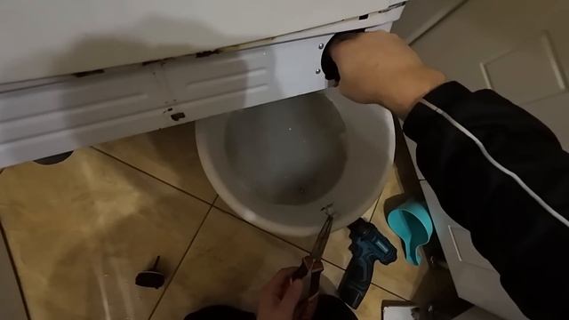 Как достать вещи из стиральной машины если она остано? смотреть онлайн