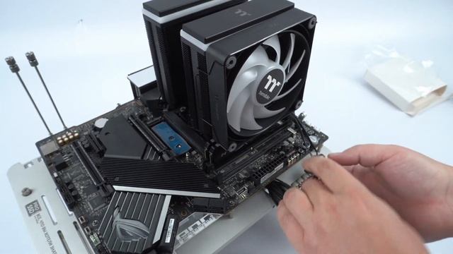 Тихий и яркий монстр! Процессорный кулер Thermaltake ASTRIA 600 A смотреть онлайн