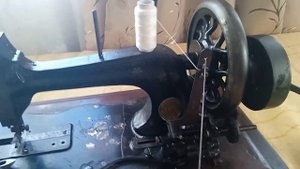 Как заправить нитку в челнок лодочка . Как заправить в?