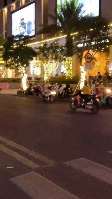 пересечение дороги в Нячанг - это опасное и вместе с те смотреть онлайн