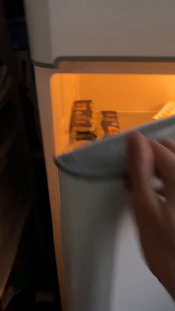 А у тебя воняет холодильник? смотреть онлайн