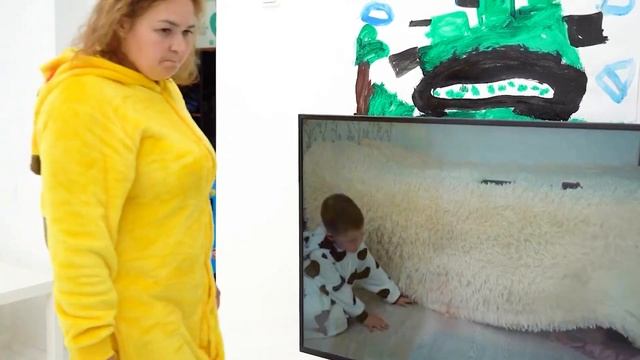 Ребенок играет с мамой в прятки в доме и ест конфеты смотреть онлайн