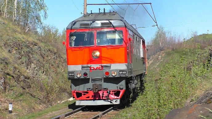 ТЭП70-0515 с хозяйственным поездом между скал