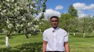 Студент Николо-Угрешской семинарии из Африки читает стихотворение Константина Симонова