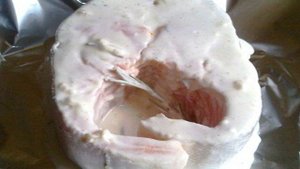 Запеченный лосось в кефирном маринаде