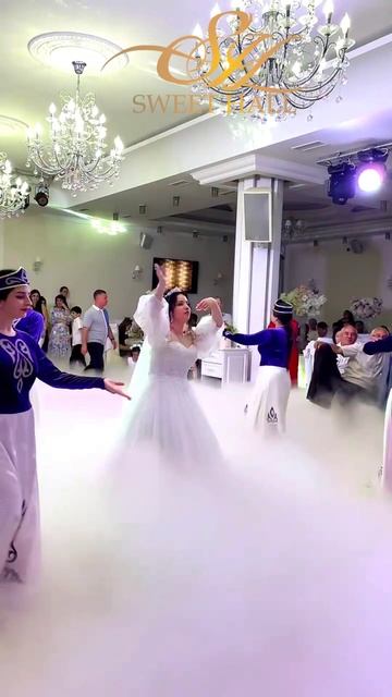 Танец невесты с акцентом на красоту и культуру в Sweet Hall
