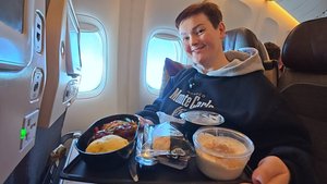 Ура летим в ТАИЛАНД из Абу Даби! На борту самолёта кормят как НА УБОЙ! Мукбанг ОБОЖРАЛИСЬ и НАПИЛИСЬ