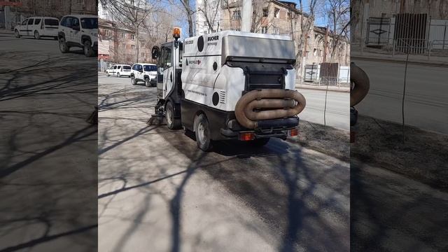 машина пылесос убирает пыль с пешеходной дорожки.Сара смотреть онлайн