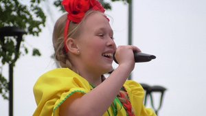 Девушка поёт песню: Выходила на берег Катюша